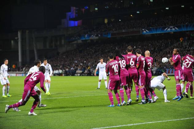 Chritano Ronaldo marque sur coup franc ( Real Madrid) - Olympique Lyon vs. Real Madrid - Champions League - 02.11.2011 - 