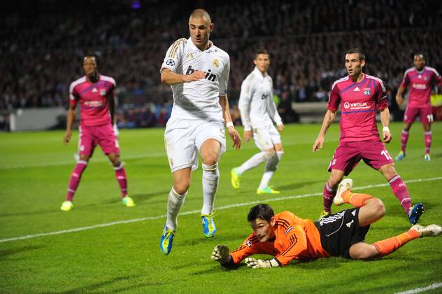Hugo Lloris (Lyon) contre Karim Benzema (Real Madrid) - Olympique Lyon vs. Real Madrid - Champions League - 02.11.2011 - 
