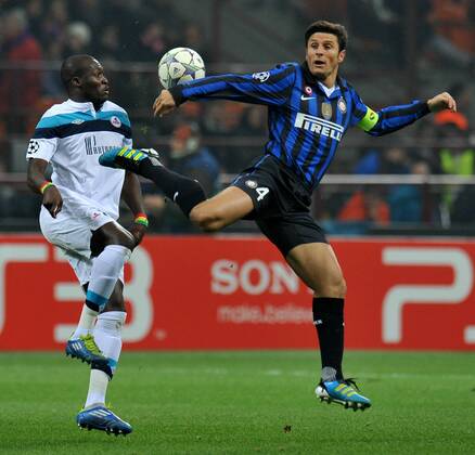 Javeir ZANETTI (Inter), Moussa Sow (Lille) Milano 2 11 2011 - Champions League 2011 2012 - Inter Mailand vs. OSC Lille (LOSC) - allexsabba