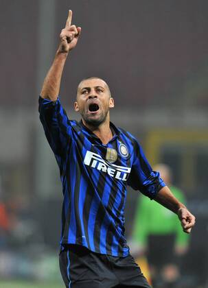 Walter Samuel Inter celebrates scoring 2 11 2011 - Champions League 2011 2012 - Inter Mailand vs. OSC Lille (LOSC) - allexsabba