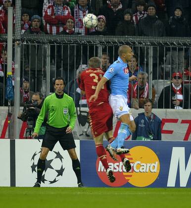 02.11.2011, Fussball UEFA-Champions-League, Vorrunde 4.Spieltag: FC Bayern München - SSC Neapel, in der Münchner Allianz-Arena. Bastian Schweinsteiger (li, München) prallt mit Gökhan Inler (re, Neapel) zusammen und verletzt sich an der rechten Schulter, muss danach verletzt vom Feld getragen werden.