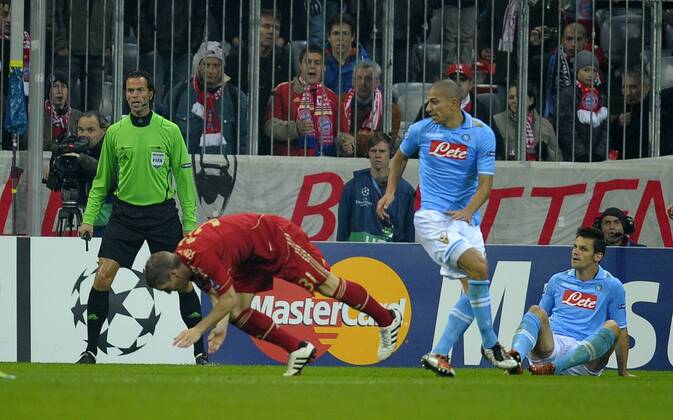 02.11.2011, Fussball UEFA-Champions-League, Vorrunde 4.Spieltag: FC Bayern München - SSC Neapel, in der Münchner Allianz-Arena. Bastian Schweinsteiger (li, München) prallt mit Gökhan Inler (2.v.re, Neapel) zusammen und verletzt sich an der rechten Schulter, muss danach verletzt vom Feld getragen werden.