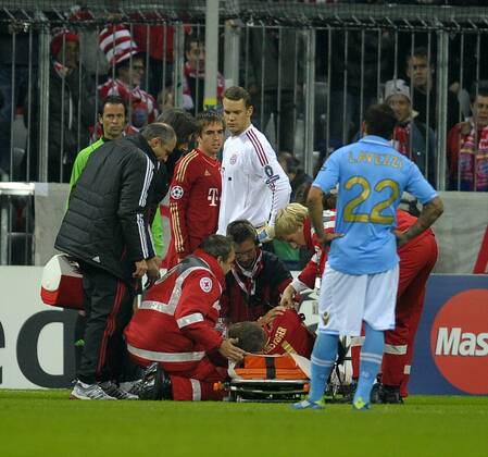 02.11.2011, Fussball UEFA-Champions-League, Vorrunde 4.Spieltag: FC Bayern München - SSC Neapel, in der Münchner Allianz-Arena. Bastian Schweinsteiger (auf der Trage , München) muss an der Schulter verletzt vom Feld getragen werden.