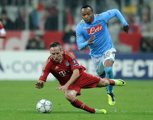 FUSSBALL CHAMPIONS LEAGUE SAISON 2011 2012 02.11.2011 FC Bayern München - SSC Neapel Franck Ribery (li, FC Bayern München) wird von Juan Zuniga (SSC Neapel) gefoult bekommt dafür die ROTE KARTE