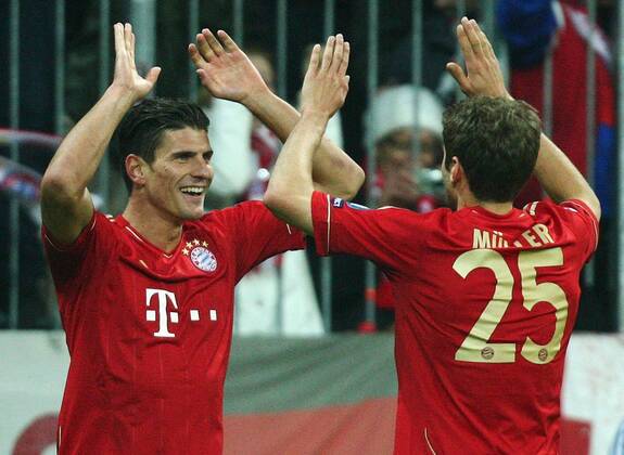 Mario Gomez ( Bayern 33 ) jubelt nach dem Tor zum 2-0 mit Thomas Müller Müller (Bayern 25) FC BAYERN MÜNCHEN - SSC NEAPEL Fussball UEFA Champions League, Gruppenphase, München, 02.11.2011 CL Saison 201 2012, FCB, NAPOLI