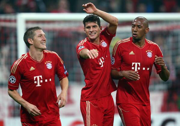 Mario Gomez ( Bayern 33 ) jubelt nach dem Tor zum 1-0 mit Bastian Schweinsteiger (Bayern 31) und Jerome BOATENG (Bayern Nr.17) FC BAYERN MÜNCHEN - SSC NEAPEL Fussball UEFA Champions League, Gruppenphase, München, 02.11.2011 CL Saison 201 2012, FCB, NAPOLI