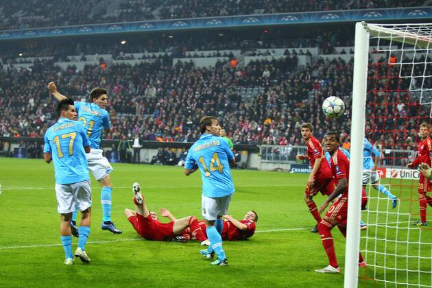 Federico FERNANDEZ, SSC21 schiesst das Tor zum 3-1 ,Aktion, Einzelbild, Torschuss FC BAYERN MÜNCHEN - SSC NEAPEL Fussball UEFA Champions League, Gruppenphase, München, 02.11.2011 CL Saison 201 2012, FCB, NAPOLI