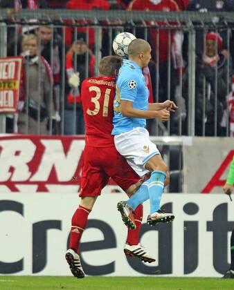 Bastian Schweinsteiger (Bayern 31) verletzt sich im Kopfballduell, Aktion, mit Gökhan INLER, SSC88 FC BAYERN MÜNCHEN - SSC NEAPEL Fussball UEFA Champions League, Gruppenphase, München, 02.11.2011 CL Saison 201 2012, FCB, NAPOLI