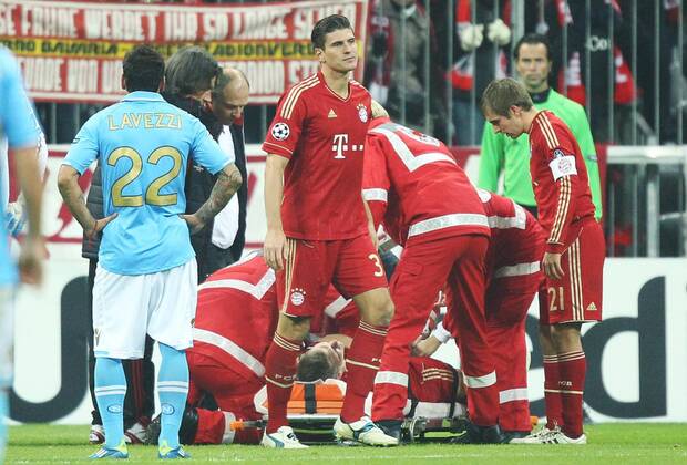 Bastian Schweinsteiger (Bayern 31) verletzt sich im Kopfballduell, Aktion, mit Gökhan INLER, SSC88 , Mario Gomez ( Bayern 33 ) geschockt FC BAYERN MÜNCHEN - SSC NEAPEL Fussball UEFA Champions League, Gruppenphase, München, 02.11.2011 CL Saison 201 2012, FCB, NAPOLI