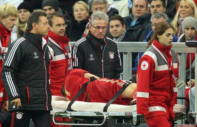 Bastian Schweinsteiger (Bayern 31) verletzt sich im Kopfballduell, Aktion, mit Gökhan INLER, SSC88 , Trainer Cheftrainer Jupp HEYNCKES (FCB) tröstet FC BAYERN MÜNCHEN - SSC NEAPEL Fussball UEFA Champions League, Gruppenphase, München, 02.11.2011 CL Saison 201 2012, FCB, NAPOLI