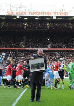 Sir Alex Ferguson manager of Manchester United in front of the newly named stand in his honour after 25 years as manager Barclays Premier League. Manchester United (ManU) vs AFC Sunderland (FC). 5th November, 2011 EDITORIAL USE ONLY. No use with unauthorised audio, video, data, fixture lists, club league logos or live services. Online in-match use limited to 120 images, no video emulation. No use in betting, games or single club league player publications. o0 Jubiläum Trainerjubiläum Trainer 25 Jahre Ehrung