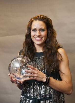 Stockholm 2011 11 07 Fotbollsgalan - Defender of the Year Charlotte Rohlin KPkod 08002  o0 Preis Award Objekt Preisverleihung, Auszeichnung, Spielerauszeichnung, Ehrung, Spielerehrung