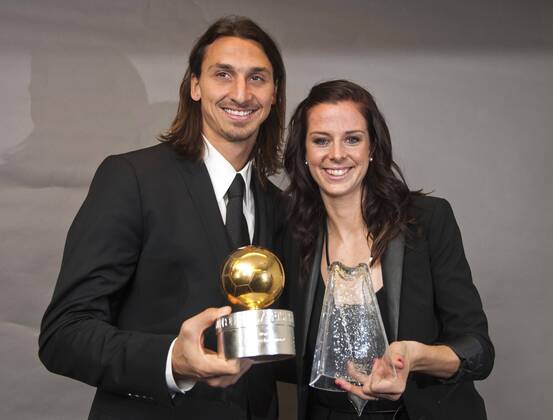Stockholm 2011 11 07 Fotbollsgalan - Zlatan Ibrahimovic - Guldbollen och Lotta Schelin - Diamantbollen KPkod 08002  o0 Preis Award Objekt Preisverleihung, Auszeichnung, Spielerauszeichnung, Ehrung, Spielerehrung