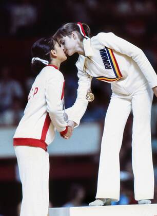 Nadia Comaneci - Romania (gold medal winner) embraces with Silver medal winner, Nelly Kim (Russia) . Montreal Olympics 1976  o0 Aufnahmedatum geschätzt Olympia OS Sommer Olympische Sommerspiele Spiele