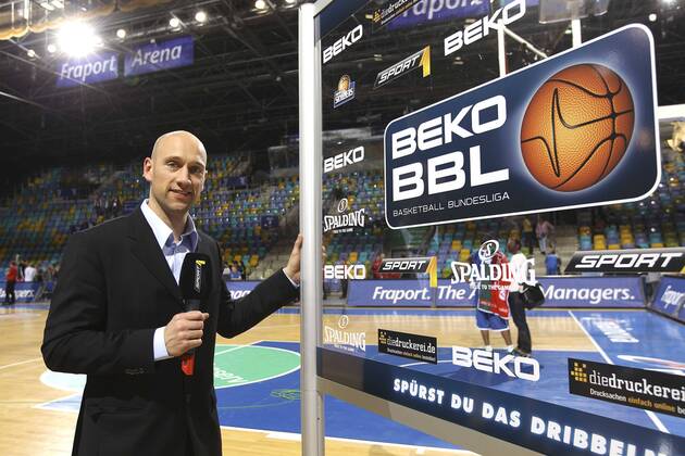 ex Nationalspieler der Skyliners , Pascal Roller, moderiert für 1 TV Basketball 1. Bundesliga in Frankfurt am 15.10.2010 Fraport Skyliners - Baskets Bonn 64 - 79
