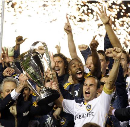 The Los Angeles Galaxy celebrate their win over the Houston Dynamo in the MLS Fussball Herren USA Cup at the Home Depot Center in Carson, California on Nov. 20, 2011. The Galaxy won 1-0.  LAP20111120922