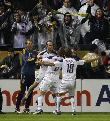 Los Angeles Galaxy forward Landon Donovan, back, celebrates his goal with teammates against the Houston Dynamo in the MLS Fussball Herren USA Cup at the Home Depot Center in Carson, California on Nov. 20, 2011. The Galaxy won 1-0.  LAP20111120916