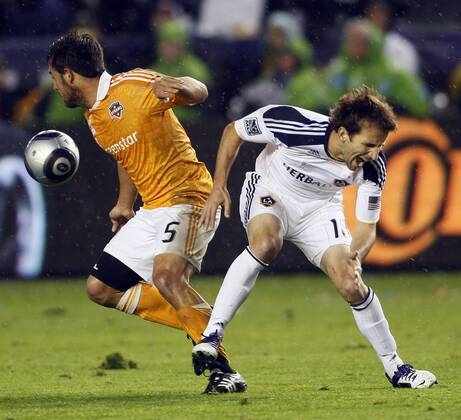 Houston Dynamo midfielder Danny Cruz, left, and Los Angeles Galaxy forward Mike Magee, right, battle for the ball in the first half of the MLS Fussball Herren USA Cup at the Home Depot Center in Carson, California on Nov. 20, 2011.  LAP20111120907