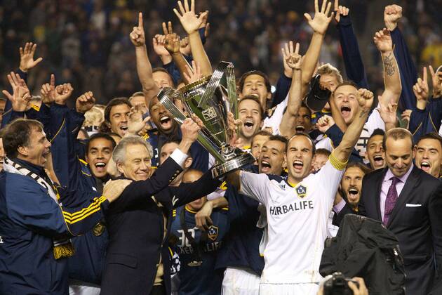 Nov. 20, 2011 - Carson, California, United States of America - Landon Donovan and the Los Angeles Galaxy celebrate their 2011 Major League Soccer championship. During the 2011 Major League Soccer Championship match between the Houston Dynamo and the Los Angeles Galaxy at the Home Depot Center in Carson, California. MLS Fussball Herren USA CUP 2011 - Nov 20 - Dynamo at Galaxy - ZUMAq56 o0 Meisterfeier Sieg Pokal Trophäe Objekte Siegerehrung