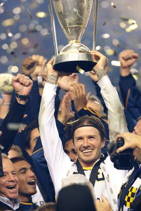 Nov. 20, 2011 - Carson, California, United States of America - Midfielder David Beckham lifts the MLS Fussball Herren USA Cup after defeating the Houston Dynamo 1-0, during the 2011 Major League Soccer Championship match between the Houston Dynamo and the Los Angeles Galaxy at the Home Depot Center in Carson, California. MLS Fussball Herren USA CUP 2011 - Nov 20 - Dynamo at Galaxy - ZUMAq56 o0 Meisterfeier Sieg Pokal Trophäe Objekte Siegerehrung