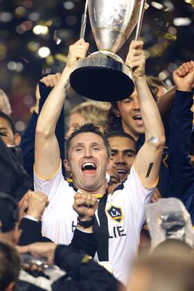 Nov. 20, 2011 - Carson, California, United States of America - Forward Robbie Keane lifts the MLS Fussball Herren USA cup after the Galaxy defeated the Dynamo 1-0, During the 2011 Major League Soccer Championship match between the Houston Dynamo and the Los Angeles Galaxy at the Home Depot Center in Carson, California. MLS Fussball Herren USA CUP 2011 - Nov 20 - Dynamo at Galaxy - ZUMAq56 o0 Meisterfeier Sieg Pokal Trophäe Objekte Siegerehrung
