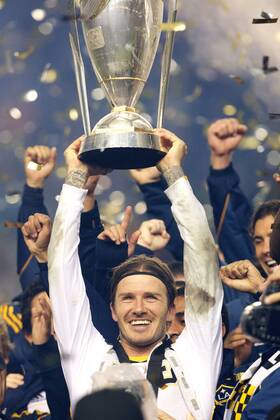 Nov. 20, 2011 - Carson, California, United States of America - Midfielder David Beckham lifts the MLS Fussball Herren USA Cup after defeating the Houston Dynamo 1-0, during the 2011 Major League Soccer Championship match between the Houston Dynamo and the Los Angeles Galaxy at the Home Depot Center in Carson, California. MLS Fussball Herren USA CUP 2011 - Nov 20 - Dynamo at Galaxy - ZUMAq56 o0 Meisterfeier Sieg Pokal Trophäe Objekte Siegerehrung