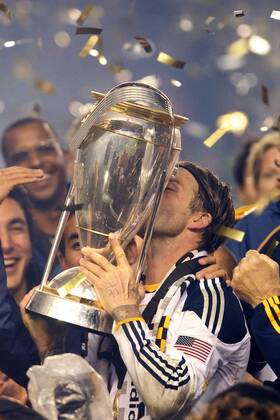 Nov. 20, 2011 - Carson, California, United States of America - Midfielder David Beckham kisses the MLS Fussball Herren USA Cup after defeating the Houston Dynamo 1-0, during the 2011 Major League Soccer Championship match between the Houston Dynamo and the Los Angeles Galaxy at the Home Depot Center in Carson, California. MLS Fussball Herren USA CUP 2011 - Nov 20 - Dynamo at Galaxy - ZUMAq56 o0 Meisterfeier Sieg Pokal Trophäe Objekte Siegerehrung
