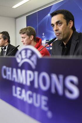 Bayer 04 Leverkusen vs Chelsea Champions-League Gruppenphase Gruppe E Pressekonferenz von lins: Lars bender, Robin Dutt