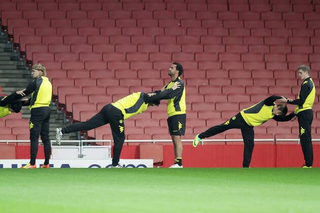 Spieler beim Aufwärmen Patrick OWOMOYELA (BVB - Borussia Dortmund 25) Training am Vortag des Spiels Champions League, Herren, Männer, Saison 2011-2012, Spiel 5, Gruppenphase, 22.11.2011, Arsenal London - Borussia Dortmund