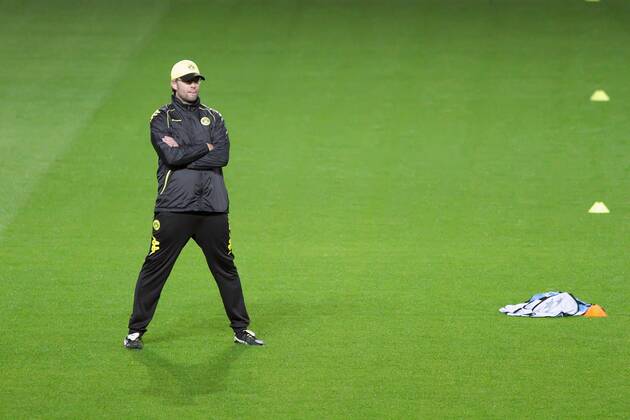 Juergen KLOPP (Trainer BVB - Borussia Dortmund) schaut Training zu Training am Vortag des Spiels Champions League, Herren, Männer, Saison 2011-2012, Spiel 5, Gruppenphase, 22.11.2011, Arsenal London - Borussia Dortmund