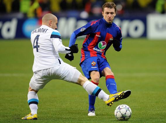 MOSCOW, RUSSIA. NOVEMBER 22, 2011. Lille s Florent Balmont (L) and CSKA Moscow s Pavel Mamayev battle for the ball in their UEFA Champions League Group B Group Stage football match at Luzhniki Stadium. Lille won the game 0-2.  RE0F2B23 o00 LOSC