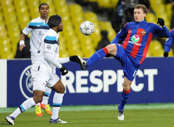 MOSCOW, RUSSIA. NOVEMBER 22, 2011. CSKA Moscow s Pavel Mamayev (R) kicks the ball as Lille s Aurelien Chedjou (L front) looks on in their UEFA Champions League Group B Group Stage football match at Luzhniki Stadium. Lille won the game 0-2.  RE0F2B24 o00 LOSC