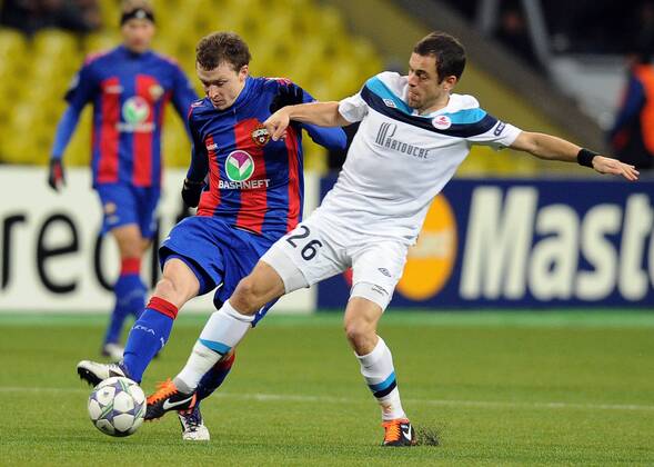MOSCOW, RUSSIA. NOVEMBER 22, 2011. CSKA Moscow s Pavel Mamayev and Lille s Joe Cole (L-R front) battle for the ball in their UEFA Champions League Group B Group Stage football match at Luzhniki Stadium. Lille won the game 0-2.  RE0F2B25 o00 LOSC