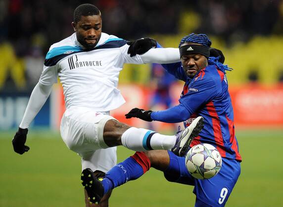 MOSCOW, RUSSIA. NOVEMBER 22, 2011. Lille s Aurelien Chedjou (L) and CSKA Moscow s Vagner Love kick the ball in their UEFA Champions League Group B Group Stage football match at Luzhniki Stadium. Lille won the game 0-2.  RE0F2B28 o00 LOSC
