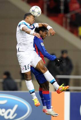 MOSCOW, RUSSIA. NOVEMBER 22, 2011. Lille s Franck Beria (L) and CSKA Moscow s Sekou Oliseh jump to head the ball in their UEFA Champions League Group B Group Stage football match at Luzhniki Stadium. Lille won the game 0-2.  RE0F2B2A o00 LOSC