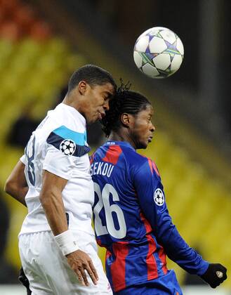 MOSCOW, RUSSIA. NOVEMBER 22, 2011. Lille s Franck Beria (L) and CSKA Moscow s Sekou Oliseh jump to head the ball in their UEFA Champions League Group B Group Stage football match at Luzhniki Stadium. Lille won the game 0-2.  RE0F2B2B o00 LOSC