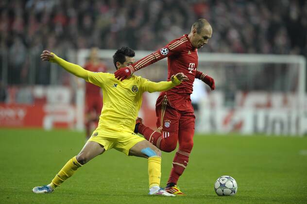 22.11.2011, Fussball UEFA-Champions-League, Vorrunde 5.Spieltag: FC Bayern München - FC Villarreal, in der Münchner Allianz-Arena. v.l. Hernan Perez (Villarreal) gegen Arjen Robben (München)