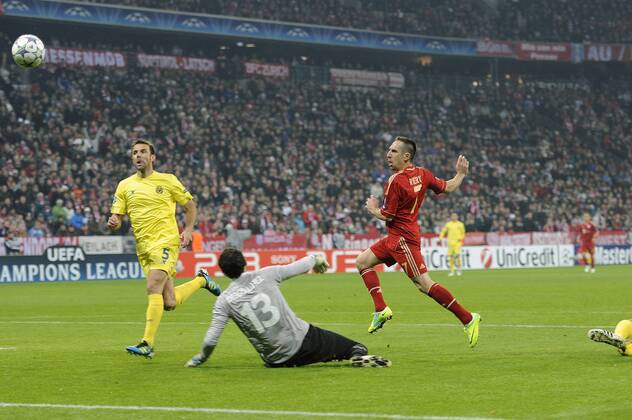 Tor zum 1-0 durch Franck RIBERY (Bayern Muenchen) gegen Torwart Diego LOPEZ (VILLARREAL). Fussball Champions League FC Bayern München - Villarreal CF. Vorrunde,Gruppe A, 5. Spieltag,am 22.11.2011.