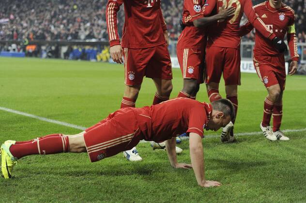 Jubel,Freude,Begeisterung, Franck RIBERY (Bayern Muenchen) nach Tor zum 1-0,macht Liegestütze. Fussball Champions League FC Bayern München - Villarreal CF. Vorrunde,Gruppe A, 5. Spieltag,am 22.11.2011.