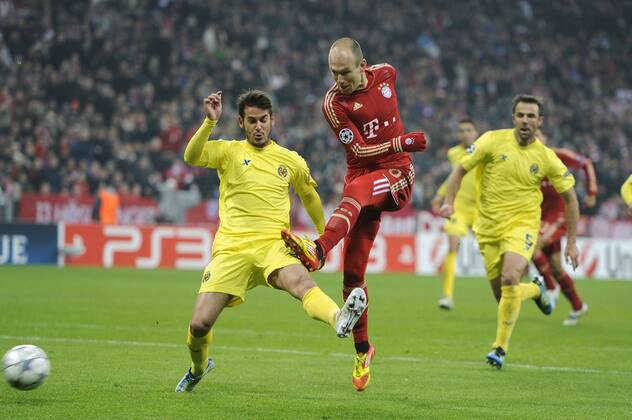 Arjen ROBBEN (Bayern Muenchen),Aktion,Zweikampf,Torchance eggen Joan ORIOL (VILLARREAL). Fussball Champions League FC Bayern München - Villarreal CF. Vorrunde,Gruppe A, 5. Spieltag,am 22.11.2011.