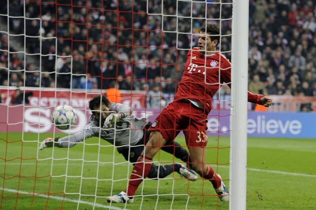 Mario GOMEZ (Bayern Muenchen) erzielt das Tor zum 2-0 gegen Torwart Diego LOPEZ (VILLARREAL). Fussball Champions League FC Bayern München - Villarreal CF. Vorrunde,Gruppe A, 5. Spieltag,am 22.11.2011.