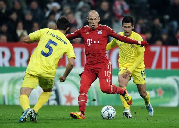 FUSSBALL CHAMPIONS LEAGUE SAISON 2011 2012 22.11.2011 FC Bayern Muenchen - FC Villarreal Carlos Marchena (li, Villarreal CF) gegen Arjen Robben (Mitte, FC Bayern Muenchen) gegen Hernan Perez (Villarreal CF) 