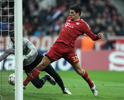 FUSSBALL CHAMPIONS LEAGUE SAISON 2011 2012 22.11.2011 FC Bayern Muenchen - FC Villarreal Tor zum 2:0 durch Mario Gomez (re, FC Bayern Muenchen) gegen Diego Lopez (Villarreal CF) 