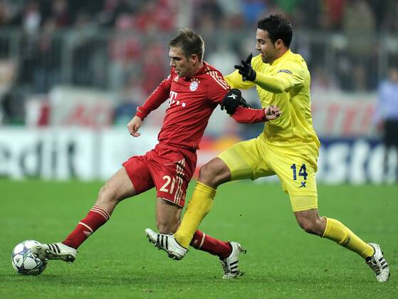 FUSSBALL CHAMPIONS LEAGUE SAISON 2011 2012 22.11.2011 FC Bayern Muenchen - FC Villarreal Philipp Lahm (li, FC Bayern Muenchen) gegen Mario Gaspar (Villarreal CF) 