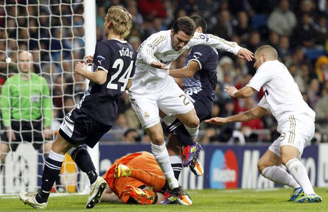 Real Madrid CF - GNK Dinamo Zagreb. Champions League. Santiago Bernabeu, Madrid 22 11 2011. Gonzalo Higuain, Karim Benzema - Domagoj Vida 