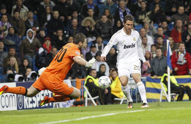 Real Madrid CF - GNK Dinamo Zagreb. Champions League. Santiago Bernabeu, Madrid 22 11 2011. Gonzalo Higuain 