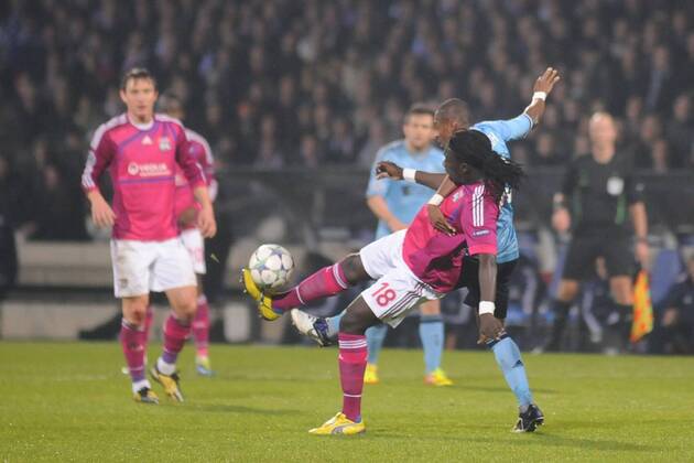 Bafetimbi Gomis (Lyon) - Eyong Enoh (Ajax) Football: Olympique Lyon (OL) - Ajax Amsterdam. Champions League - 22.11.2011 - 
