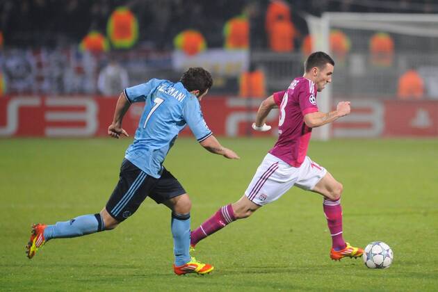 Anthony Reveillere (Lyon) - Miralem Sulejmani (Ajax) Football: Olympique Lyon (OL) - Ajax Amsterdam. Champions League - 22.11.2011 - 
