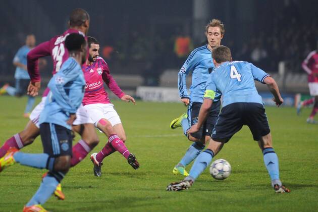 Lisandro (Lyon) - Jan Vertonghen (Ajax) Football: Olympique Lyon (OL) - Ajax Amsterdam. Champions League - 22.11.2011 - 