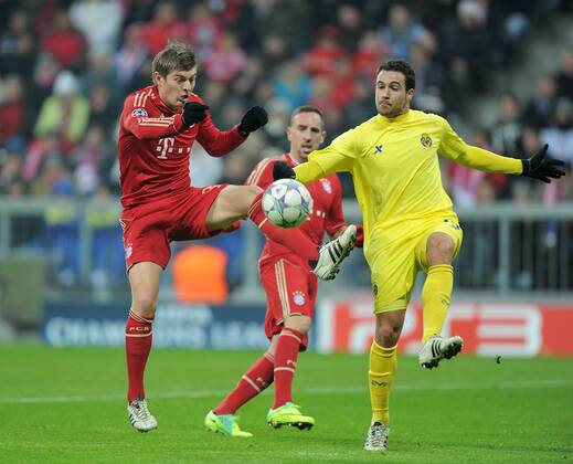 FUSSBALL CHAMPIONS LEAGUE SAISON 2011 2012 22.11.2011 FC Bayern Muenchen - FC Villarreal Toni Kroos (li, FC Bayern Muenchen) gegen Mario Gaspar (Villarreal CF) 